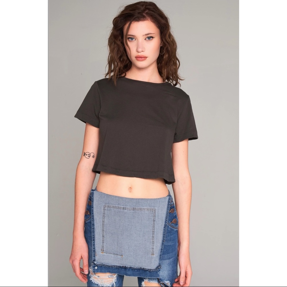 🌹NWT Split Back Crop Tee🌹